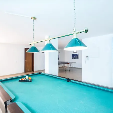 Adaro - Large Luxury Close To Marina Semesterbostad *