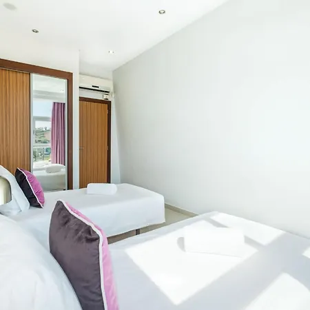 Adaro - Large Luxury Close To Marina Semesterbostad *